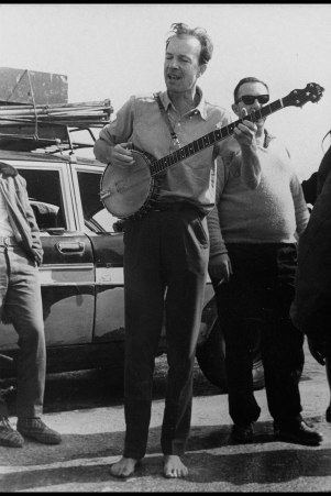 Pete Seeger in Israel with banjo and bare feet, 1964